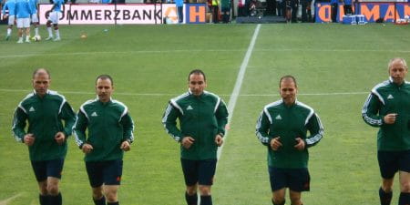 Wird es bald Profi-Schiedsrichter im Fußball geben?