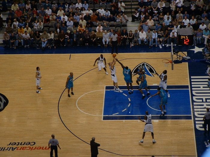 dirk_nowitzki_shoots_over_robert_traylor