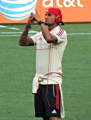 kevin-prince_boateng_taking_photos_of_yankee_stadium_cropped