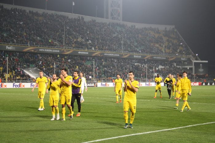 bvb-spieler-vor-den-fans